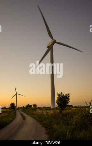 Zwei Windmühlen Straßenrand in einer ländlichen Landschaft auf der Insel Öland in Schweden. Stockfoto
