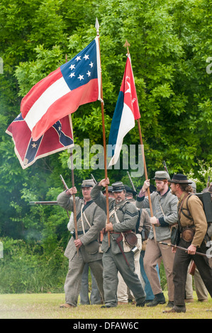 Konföderierte Soldaten an der Donner auf Roanoke Civil War Reenactment in Plymouth, North Carolina, USA. Stockfoto