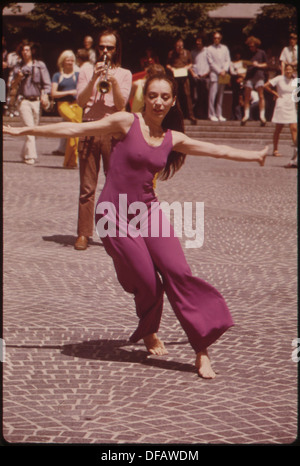 Die D'Aug Days ist ein monatelanger Kunstfestival, das jeden August am Fountain Square stattfindet und eine Vielzahl von kulturellen Veranstaltungen und Aufführungen bietet, bei denen lokale Künstler und das Engagement der Gemeinschaft hervorgehoben werden. Stockfoto