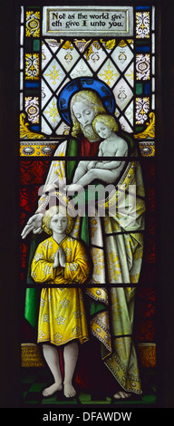 Christus mit den Kindern, Detail des nördlichen Seitenschiff Fenster. Kirche von St. Michael und alle Engel. Beetham, Cumbria, England. Stockfoto