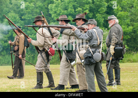 Konföderierte Soldaten an der Donner auf Roanoke American Civil War Reenactment in Plymouth, North Carolina, USA. Stockfoto