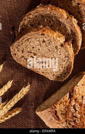 Frische hausgemachte Vollkornbrot auf einem Hintergrund Stockfoto