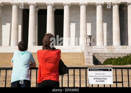 Washington DC, USA. 1. Oktober 2013. Das Lincoln Memorial ist geschlossen und durch die Regierung Abschaltung am 1. Oktober 2013 in Washington, DC verbarrikadiert. Die US-Bundesregierung heruntergefahren um Mitternacht nach dem Kongress eine Finanzierung Rechnung über einen Streit um Obamacare defund passieren konnte. Bildnachweis: Kristoffer Tripplaar/Alamy Live-Nachrichten Stockfoto