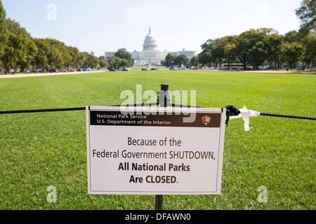 Washington DC, USA. 1. Oktober 2013. Ein Teil der National Mall mit dem United States Capitol Gebäude im Hintergrund ist durch die Regierung Abschaltung am 1. Oktober 2013 in Washington, DC geschlossen. Die US-Bundesregierung heruntergefahren um Mitternacht nach dem Kongress eine Finanzierung Rechnung über einen Streit um Obamacare defund passieren konnte. Bildnachweis: Kristoffer Tripplaar/Alamy Live-Nachrichten Stockfoto