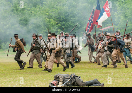 Konföderierte Soldaten an der Donner auf Roanoke American Civil War Reenactment in Plymouth, North Carolina, USA. Stockfoto
