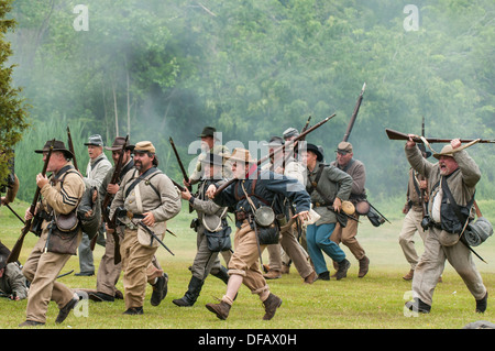 Konföderierte Soldaten an der Donner auf Roanoke American Civil War Reenactment in Plymouth, North Carolina, USA. Stockfoto