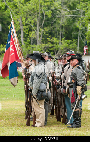 Konföderierte Soldaten an der Donner auf Roanoke American Civil War Reenactment in Plymouth, North Carolina, USA. Stockfoto