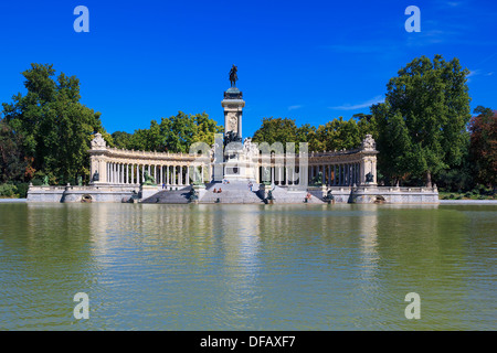 Denkmal für Alfonso XII in den Parque del Buen Retiro "Park von angenehmer Rückzugsort" in Madrid, Spanien Stockfoto