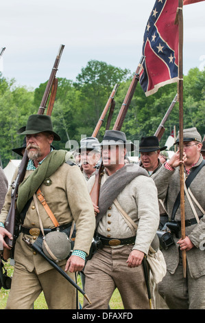 Konföderierte Soldaten an der Donner auf Roanoke American Civil War Reenactment in Plymouth, North Carolina, USA. Stockfoto