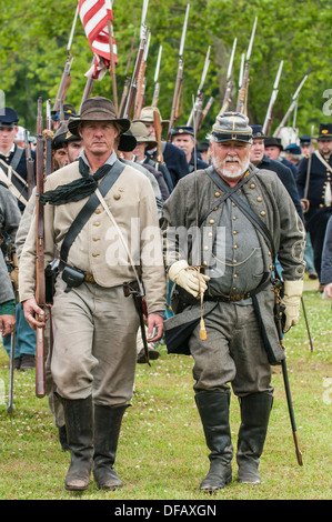 Konföderierte Soldaten an der Donner auf Roanoke American Civil War Reenactment in Plymouth, North Carolina, USA. Stockfoto