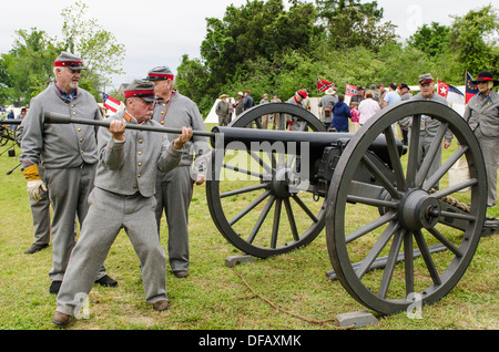 Konföderierten Sie Artillerie Einheit Kanone Aktion Thunder auf Roanoke American Civil War Reenactment Plymouth, North Carolina, USA. Stockfoto