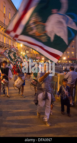 Sieg-Paraden nach Palio-Pferderennen, Piazza de Campo, Siena, Toskana, Italien Stockfoto