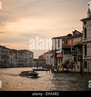 Wasser-Taxi auf dem Canal Grande, Venedig, Italien, Europa. Stockfoto