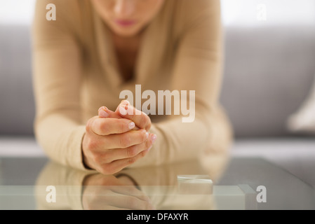 Closeup auf den Händen der gestresste junge Hausfrau Stockfoto