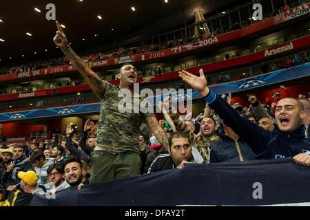 London, UK. 1. Oktober 2013. Napoli-Fans vor der Gruppenphase der UEFA Champions League-Leuchte zwischen Arsenal und SSC Napoli von Emirates Stadion Kredit Reisen: Action Plus Sport/Alamy Live News Stockfoto