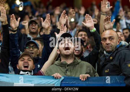London, UK. 1. Oktober 2013. Napoli-Fans vor der Gruppenphase der UEFA Champions League-Leuchte zwischen Arsenal und SSC Napoli von Emirates Stadion Kredit Reisen: Action Plus Sport/Alamy Live News Stockfoto