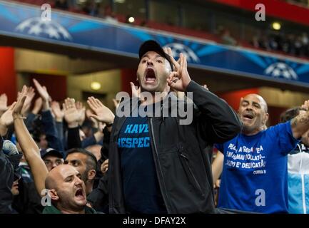 London, UK. 1. Oktober 2013. Napoli-Fans vor der Gruppenphase der UEFA Champions League-Leuchte zwischen Arsenal und SSC Napoli von Emirates Stadion Kredit Reisen: Action Plus Sport/Alamy Live News Stockfoto