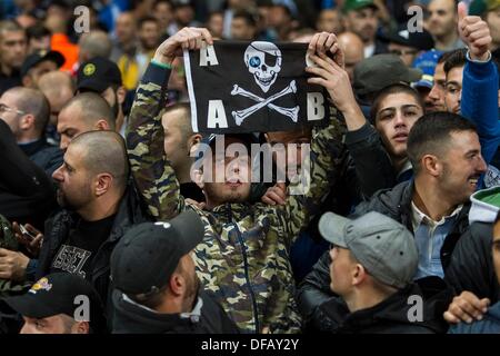 London, UK. 1. Oktober 2013. Napoli-Fans vor der Gruppenphase der UEFA Champions League-Leuchte zwischen Arsenal und SSC Napoli von Emirates Stadion Kredit Reisen: Action Plus Sport/Alamy Live News Stockfoto