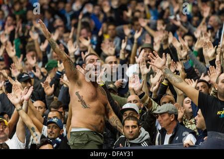 London, UK. 1. Oktober 2013. Napoli-Fans vor der Gruppenphase der UEFA Champions League-Leuchte zwischen Arsenal und SSC Napoli von Emirates Stadion Kredit Reisen: Action Plus Sport/Alamy Live News Stockfoto
