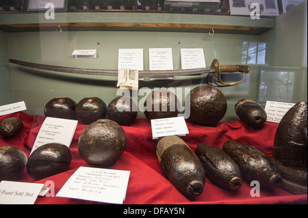 Civil war Schwert und Kanonenkugeln Ball Munition Munition Ausstellungen im Port of O'Plymouth Roanoke River Museum Plymouth North Carolina, USA. Stockfoto