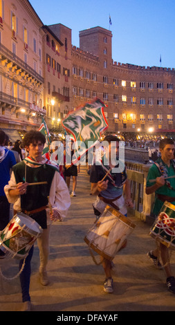 Sieg-Paraden nach Palio-Pferderennen, Piazza de Campo, Siena, Toskana, Italien Stockfoto