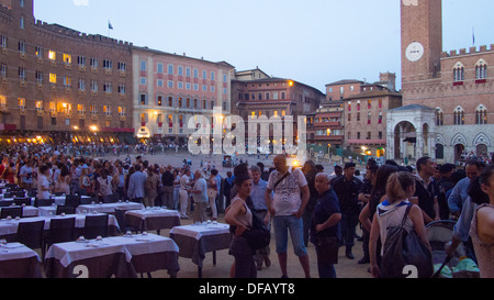 Piazza de Campo (Campo Platz) mit dem Mangia-Turm auf der rechten Seite, Siena, Toskana, Italien. Stockfoto