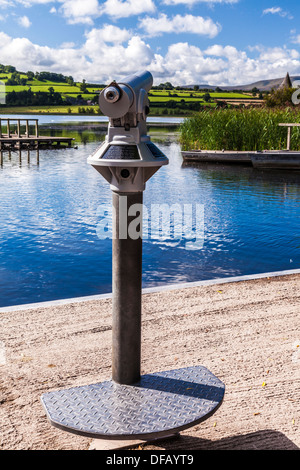 Ein Touristenteleskop am Ufer des Llangors Sees im Brecon Beacons National Park, Wales. Stockfoto