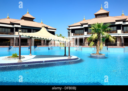 Die Luxus-Villen im Thai-Stil-Hotel auf der künstlichen Insel Palm Jumeirah, Dubai, Vereinigte Arabische Emirate Stockfoto