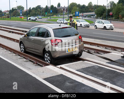 Ashton-under-Lyne, größere Manchester, UK. 1. Oktober 2013. Ein Wagen wurde auf die neue Metrolink-Straßenbahn-Gleise nahe dem Zentrum von Ashton-under-Lyne, die noch nicht für den Personenverkehr geöffnet hat. Es gab keine Verletzten. Die letzte Phase der Erprobung begann gestern (30 Sept) und volle Passagier, die Dienstleistungen werden nächste Woche am 9. Oktober beginnen. Bildnachweis: Vincent Lowe/Alamy Live-Nachrichten Stockfoto