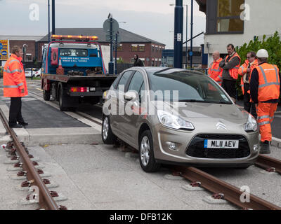 Ashton-under-Lyne, größere Manchester, UK. 1. Oktober 2013. Ein Wagen wurde auf die neue Metrolink-Straßenbahn-Gleise nahe dem Zentrum von Ashton-under-Lyne, die noch nicht für den Personenverkehr geöffnet hat. Es gab keine Verletzten. Die letzte Phase der Erprobung begann gestern (30 Sept) und volle Passagier, die Dienstleistungen werden nächste Woche am 9. Oktober beginnen. Bildnachweis: Vincent Lowe/Alamy Live-Nachrichten Stockfoto