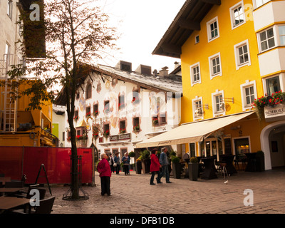 Österreich Kitzbühel Europa Stadt Zentrum Hauptstraße Geschäften im Stadtzentrum und Passanten Fußgängerzone Stockfoto