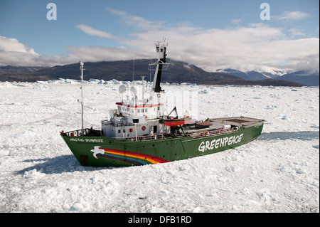 Greenpeace-Schiff MV Arctic Sunrise in der Arktis Stockfoto