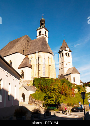 Österreich Kitzbühel Europa Kirche Stadt Zentrum Mitte vorne außen Fassade außen Stockfoto