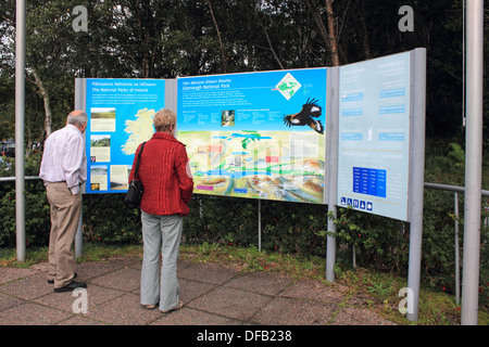 Besucher bei der Informationstafel im Glenveagh National Park, County Donegal, Irland. Stockfoto