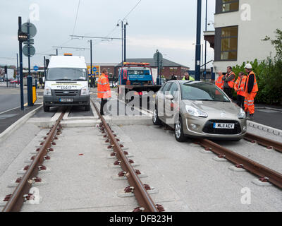 Ashton-under-Lyne, größere Manchester, UK. 1. Oktober 2013. Ein Wagen wurde auf die neue Metrolink-Straßenbahn-Gleise nahe dem Zentrum von Ashton-under-Lyne, die noch nicht für den Personenverkehr geöffnet hat. Es gab keine Verletzten. Die letzte Phase der Erprobung begann gestern (30 Sept) und volle Passagier, die Dienstleistungen werden nächste Woche am 9. Oktober beginnen. Bildnachweis: Vincent Lowe/Alamy Live-Nachrichten Stockfoto