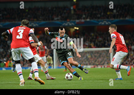 London, UK. 1. Oktober 2013. Napoli Mittelfeldspieler Marek Hamsík aus der Slowakei bei läuft die Arsenal-Abwehr während der UEFA-Champions-League-match zwischen Arsenal aus England und Napoli aus Italien spielte The Emirates Stadium am 1. Oktober 2013 in London, England. © Mitchell Gunn/ESPA/Alamy Live-Nachrichten Stockfoto