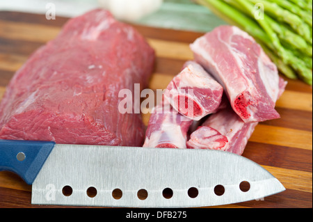 rohes Rindfleisch und Schweinerippchen mit Spargel und Kräutern bereit, Kochen Stockfoto