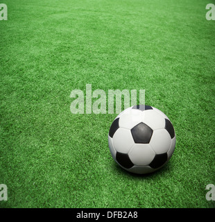 Fußball auf dem Feld Stockfoto