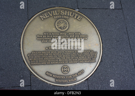 Metallplakette Anerkennung Nevil Shute und seinem Buch "Eine Stadt wie Alice". Einer der 47 Plaketten am Circular Quay, Sydney Australia Stockfoto