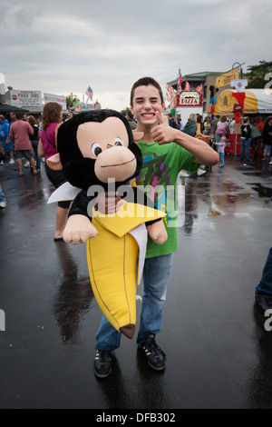 Heranwachsenden Jungen mit Stofftier gewann er ein Spiel des Zufalls, Great New York State Fair Stockfoto