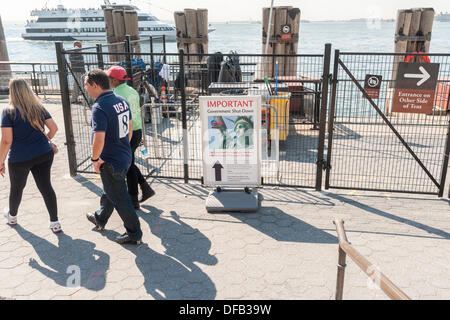 New York, USA. 1. Oktober 2013. Ein Zeichen im Battery Park in New York, wo die Fähren zur Freiheitsstatue starten, informiert Touristen, dass die Statue gesehen auf Dienstag, 1. Oktober 2013 geschlossen ist. Eine partielle Verwaltungsstillstand trat heute wegen eines Streits zwischen Demokraten und Republikanern im Kongress über die Obamacare Programm. Ca. 800.000 Bundesrepublik Arbeiter wurde beurlaubt und nur wesentliche Dienste sind in Betrieb.  Bildnachweis: Richard B. Levine/Alamy Live-Nachrichten Stockfoto