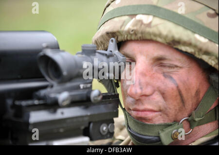 Salisbury Plain, UK. 1. Oktober 2013. 50mm hohe Kaliber Maschinengewehr aus den Augen. Britische Armee-Reserve-Einheiten sind jetzt mit der regulären Regimenter Vollzeit in diesem Fall der Royal Hussars Könige Ausbildung, die ein Panzerregiment und Challenger Mk ll 60 Tonnen Kampfpanzer zu betreiben. Dieses Training findet statt über 3 Wochen auf Salisbury Plain, mit der die königlichen Wessex Yeomanry als erster diese neuen Fähigkeiten unterrichtet werden. 1. Oktober 2013 Bild von Geoff Moore/DMS/Alamy LIve-Nachrichten Stockfoto