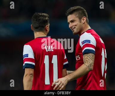 London, UK. 1. Oktober 2013. Arsenal nach vorne Olivier Giroud (12) teilt einen Witz mit Teamkollegen Arsenal Mittelfeldspieler Mesut Özil (11) während der UEFA-Champions-League-Gruppenphase Befestigung zwischen Arsenal und SSC Napoli vom Emirates Stadion Guthaben: Action Plus Sport/Alamy Live News Stockfoto