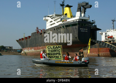 Greenpeace-Aktivisten protestieren vor zwei illegale Schiffe aus Großbritannien, die gedacht werden, um giftige Substanzen Onboar haben Stockfoto