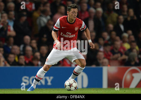 London, UK. 1. Oktober 2013. Arsenals Mittelfeldspieler Mesut Özil aus Deutschland während der UEFA-Champions-League-match zwischen Arsenal aus England und Napoli aus Italien spielte The Emirates Stadium am 1. Oktober 2013 in London, England. © Mitchell Gunn/ESPA/Alamy Live-Nachrichten Stockfoto