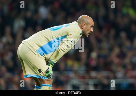 01.10.2013 London, England. SSC Napoli-Torhüter Pepe Reina (25) enttäuscht nach Gegentor zwei während der Gruppenphase der UEFA Champions League-Leuchte zwischen Arsenal und SSC Napoli aus dem Emirates-Stadion Stockfoto