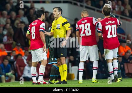 01.10.2013 London, England. Milorad Mazic serbischen Schiedsrichter hat ein Wort mit Arsenal Mittelfeldspieler Mikel Arteta (8) während der UEFA-Champions-League-Gruppenphase Befestigung zwischen Arsenal und SSC Napoli aus dem Emirates-Stadion Stockfoto