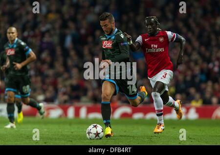 01.10.2013 London, England. SSC Napoli nach vorn verfolgt Dries Mertens (14) von Arsenal Verteidiger Bacary Sagna (3) während der Gruppenphase der UEFA Champions League-Leuchte zwischen Arsenal und SSC Napoli aus dem Emirates-Stadion Stockfoto