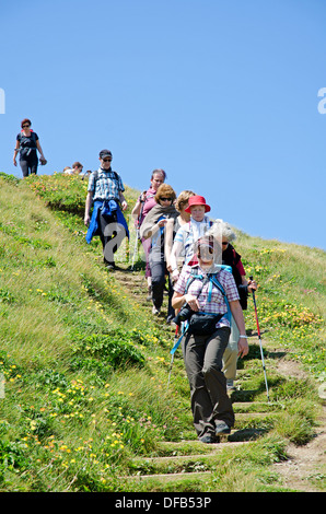 Eine Gruppe von Wanderern auf dem South West Coast Path in der Nähe von Mawgan Porth in Cornwall, Großbritannien Stockfoto