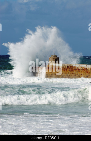 Große weiße Welle brechen Spritzwasser, Portreath Pier, Cornwall England. Stockfoto